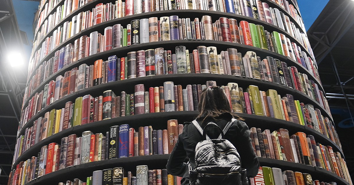 La celebre «torre dei libri» del Salone. Diritti d'uso da verificare prima della pubblicazione (§9).